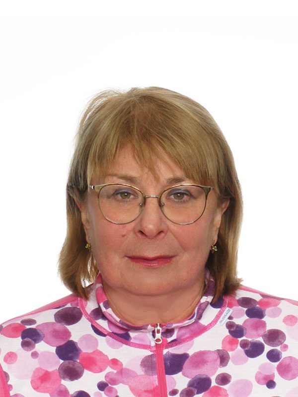 Инструктор по горным лыжам Всероссийской Ассоциации Горнолыжных Инструкторов Ski instructor of the All-Russian Alpine Ski Instructors Association Golysheva Elena