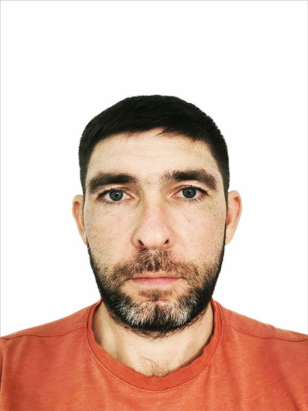 Инструктор по горным лыжам Всероссийской Ассоциации Горнолыжных Инструкторов Ski instructor of the All-Russian Alpine Ski Instructors Association Ivanov Denis
