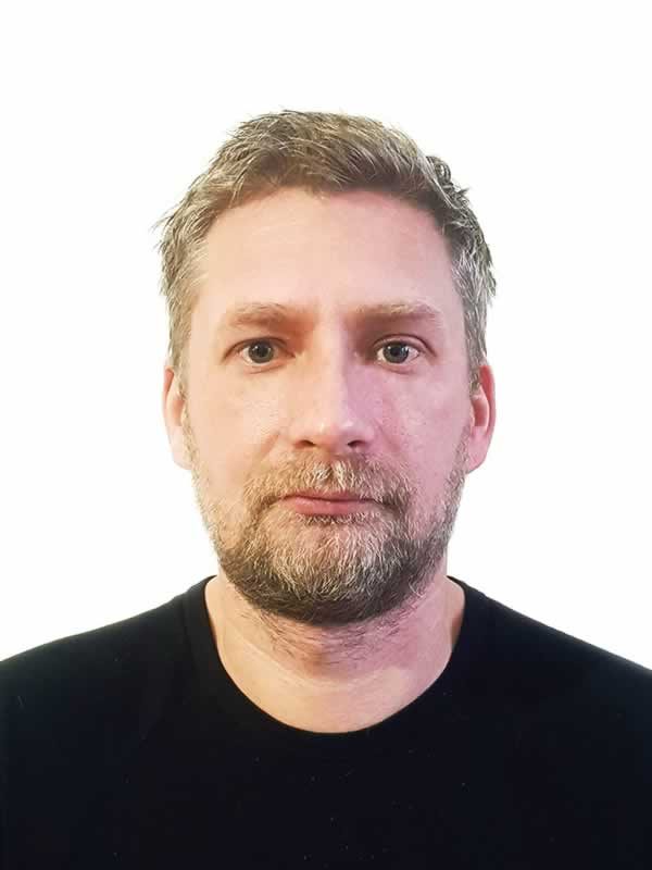 Инструктор по горным лыжам Всероссийской Ассоциации Горнолыжных Инструкторов Ski instructor of the All-Russian Alpine Ski Instructors Association Niukhtilin Artem