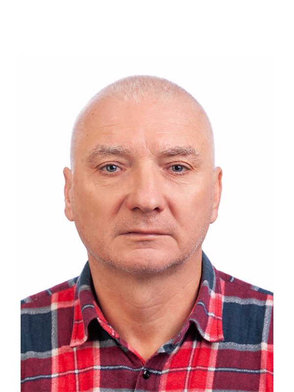 Инструктор по горным лыжам Всероссийской Ассоциации Горнолыжных Инструкторов Ski instructor of the All-Russian Alpine Ski Instructors Association Popov Vladimir