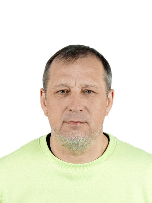 Инструктор по горным лыжам Всероссийской Ассоциации Горнолыжных Инструкторов Ski instructor of the All-Russian Alpine Ski Instructors Association Semenihin Grigorij