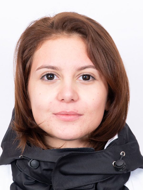 Инструктор по горным лыжам Всероссийской Ассоциации Горнолыжных Инструкторов Ski instructor of the All-Russian Alpine Ski Instructors Association Smirnova Margarita