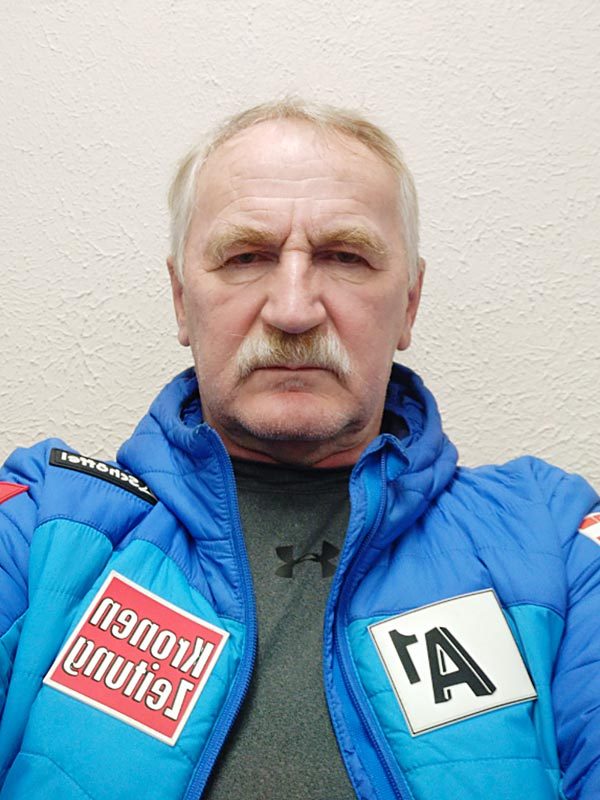 Инструктор по горным лыжам Всероссийской Ассоциации Горнолыжных Инструкторов Ski instructor of the All-Russian Alpine Ski Instructors Association Strizhov Evgenij